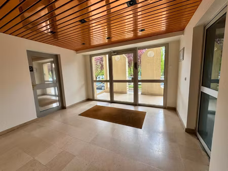 studio f2 à rénover melan centre  cave  parking