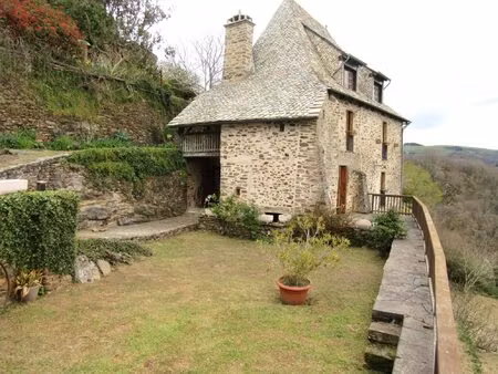 conques en rouergue magnifique ensemble immobilier en pierre sur