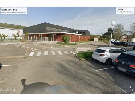 a louer  ce beau local commercial offrant visibilité  liberté d'aménagement  emplacement d