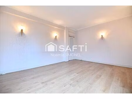 appartement de trois pieces dans une residence familiale !