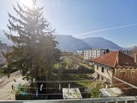 t3 de 50 m2 optimisés  étage élevé  vue dégagée sur les mont