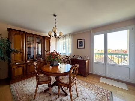 appartement t4 avec balcon et place de parking