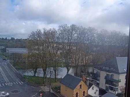 studio composée d'une entrée  kitchenette salle d'eau et pièce à vivre . 1 place de parkin