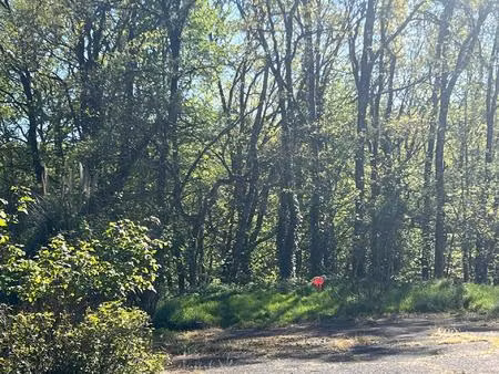 proximité rocade emplacement prisé des familles  au calme au fond d'une impasse .