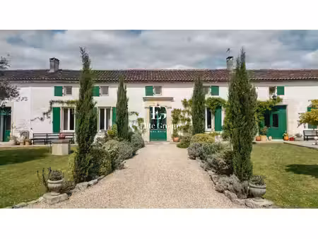 a vendre - sublime longère renovée - a 15 min de cognac - 14 pieces - 550 m2