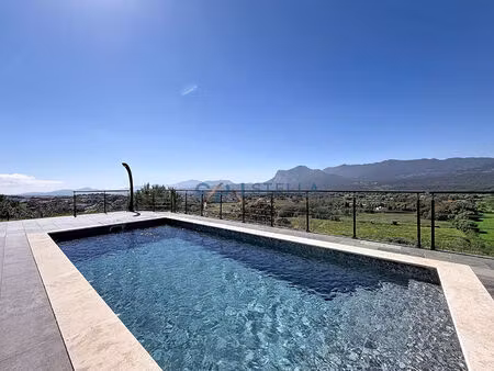 maison contemporaine avec 2 logements - vue dégagée - piscine - terrain 1550 m² - pleine d