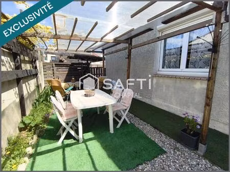 maison avec jardin et garage.