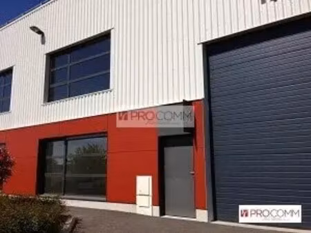 location local d'activités 240 m²