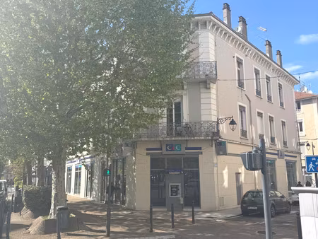 t3 entierement rénové en face de la gare