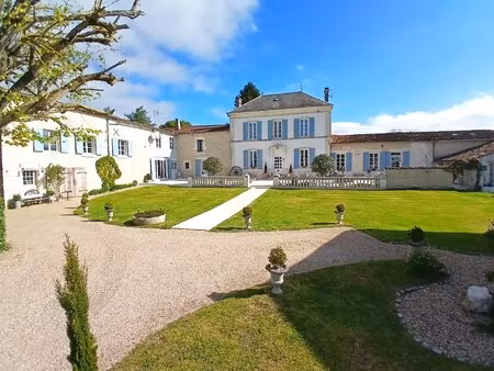 élégante domaine avec manoir  maison d'amis et piscine