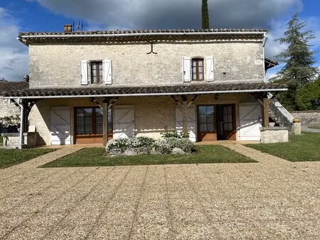 charmante maison en pierre avec terrasse couverte