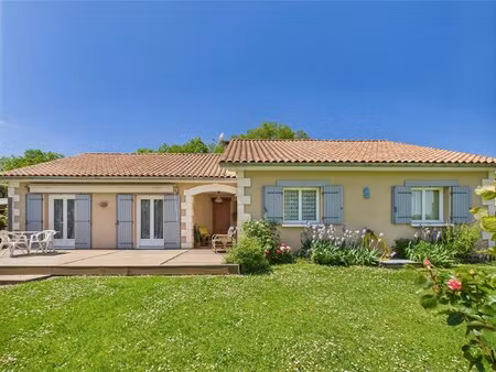 charmante maison de plain-pied avec dépendances près de verteillac