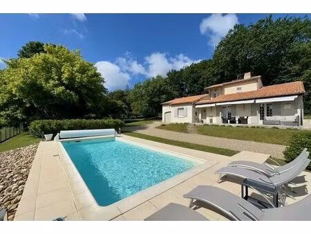 maison familiale de 3 chambres avec piscine  décorée avec goût