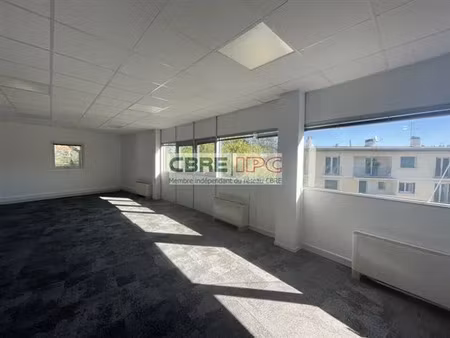 location bureau pau 67 m²