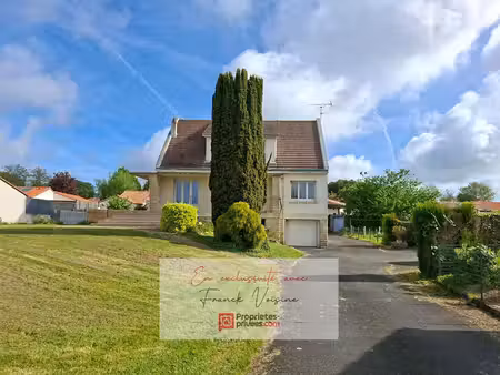a vendre en exclusivité aux herbiers  maison de 140 m2 avec 4 chambres et 1 bureau sur un 