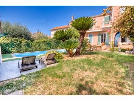 maison de ville au calme  à pied du centre