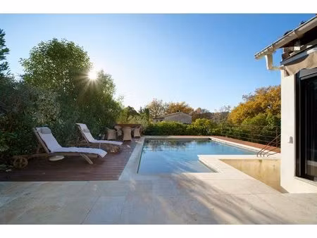 villa à proximité du village