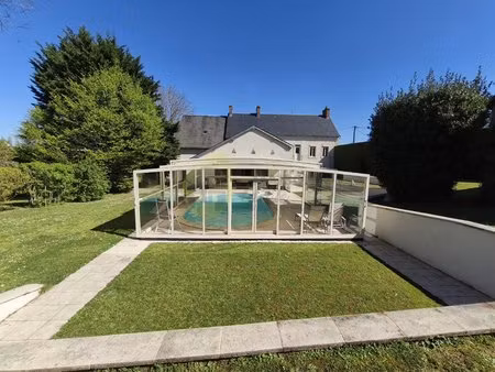 maison 10 pièces de 305 m² avec garages et dépendances sur terrain de 3548m²