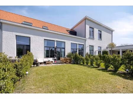 prachtig duplex appartement met 2 kamers  tuin & staanplaats