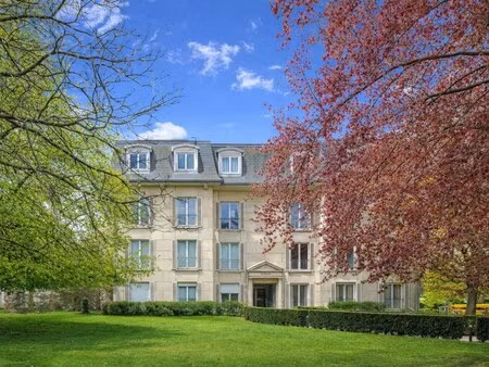 klassevol hoekappartement met drie slaapkamers en ruim terras nabij het centrum van gent