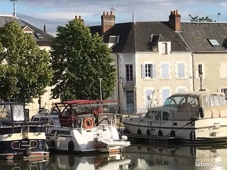 briare centre  port de plaisance  immeuble avec vue sur le port