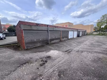 afgesloten garagebox gelegen aan de duifhuisstraat