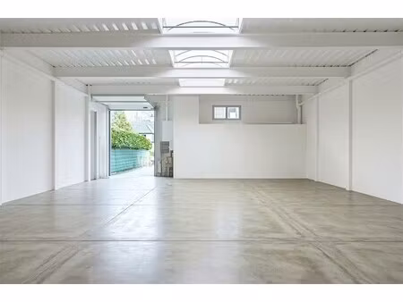 commercieel gelijkvloers met duplex en loods van ca. 240m²