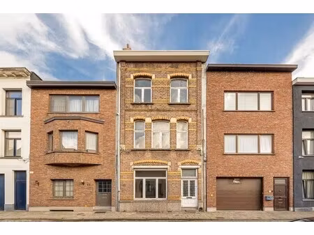 verrassend ruime te renoveren woning met zonnige tuin