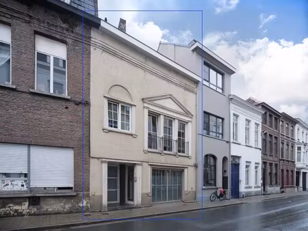 opbrengsteigendom bestaande uit verschillende studio's en éénslaapkamer­appartementen in h