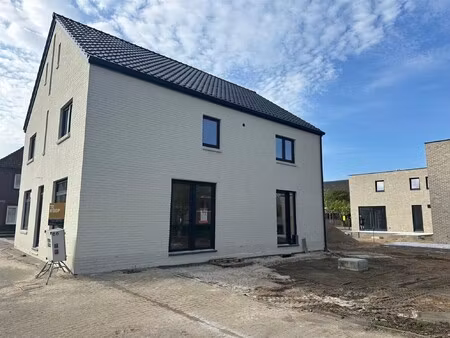 ruime casco-woning op een rustige locatie in voorshoven!