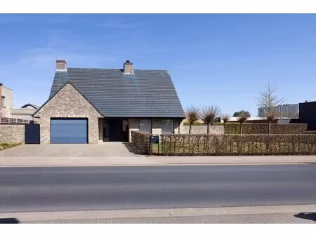 ruime  goed onderhouden villa met extra polyvalente ruimte.