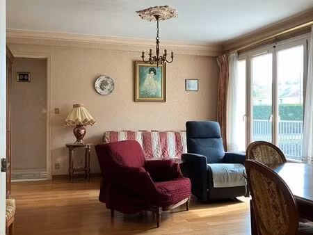 appartement . 92m2 . 3 chambres . centre ville . parkings . terrasse . parc . cave . doubl