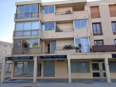 part vend appartement sanary-sur-mer de 30 m2 meublé +place de parking privé avec grand/ce