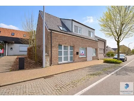 rustig gelegen ruime halfopen woning met uitweg & bijgebouw/garage