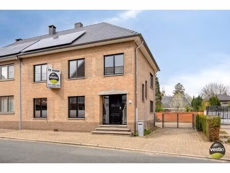 half vrijstaande woning met 4slpk te eigenbilzen.