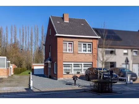 half-open bebouwing met garage
