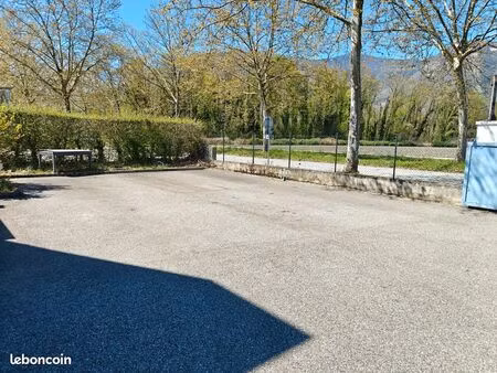 place de parking camping car  caravane  bateau  etc...