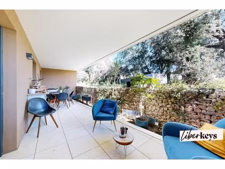 3 pièces avec terrasse  vue sur le parc et le château. 2 stationnements