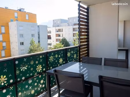 retraité loue 2 chambres dans t4 neuf