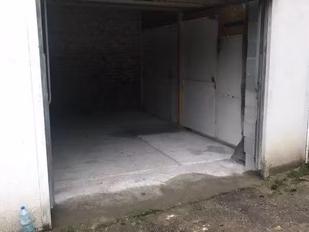 garage 15 m² plus mezzanine 8 m² loyer promotionnel