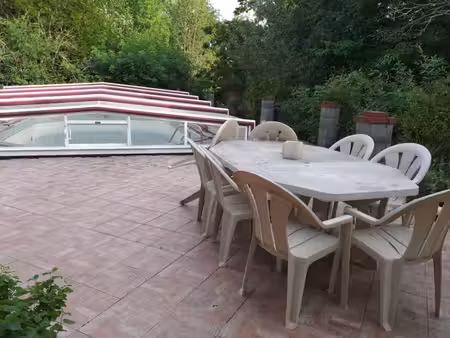 belle maison avec piscine et parc boise