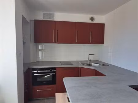 t2 plein centre de montbrison refait à neuf