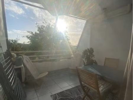 studio meublé avec grande varangue et parking – saint-gilles-les-bains