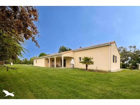 vente maison 5 pièces 131 m² à ruffec (16700)  249 000 €