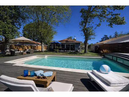 maison familiale avec piscine pièce de vie ouverte arès