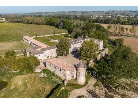 château historique dominant la vallée de la garonne - sud gironde - john taylor bordeaux
