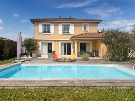 maison familiale avec piscine et grand garage – parcieux