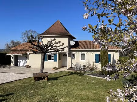 maison plain-pied avec jardin paysager au calme