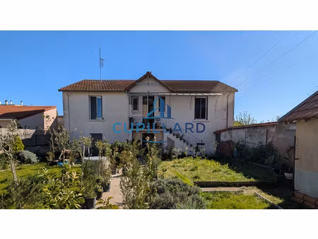 secteur avenue de paris  maison composée de 2 appartements.