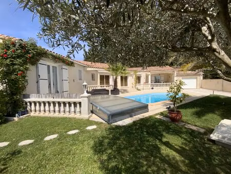 villa de plain pied à 3 km d'uzès   jardin paysagé avec piscine.